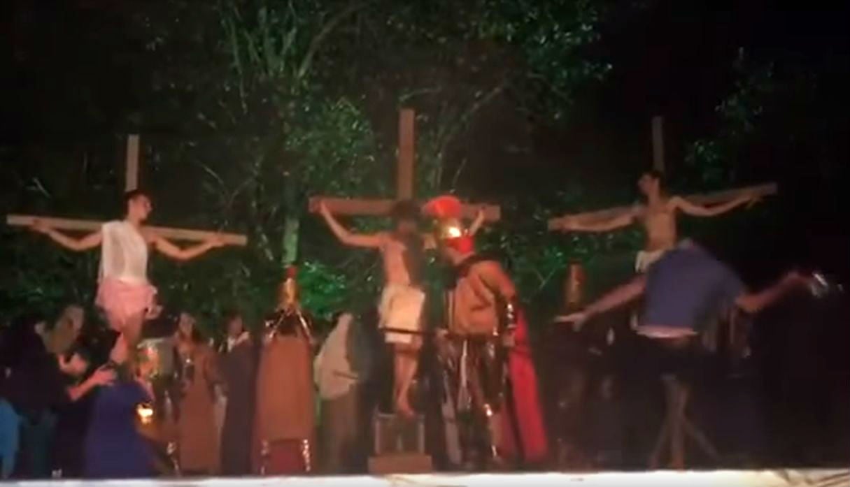 Sujeto golpea a actor que hacía del verdugo de Jesús en una obra de teatro
