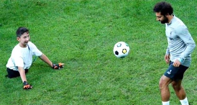 Mohamed Salah conmovió al jugar con niño con discapacidad antes de la Supercopa