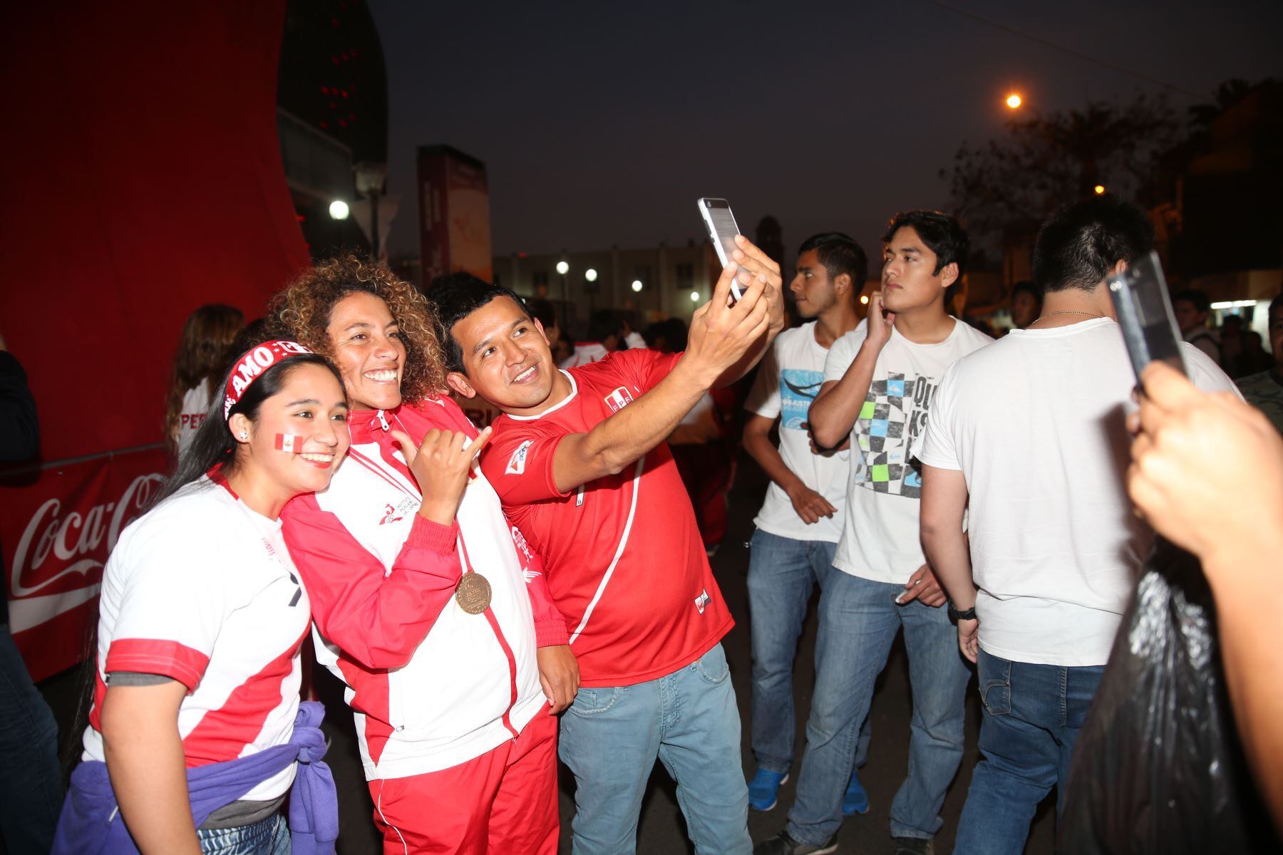 Miles de hinchas peruanos y brasileños se encuentran en el Estadio Nacional donde alentarán a su equipo en este importante partido por Eliminatorias Rusia 2018. (Fotos: Agencias)