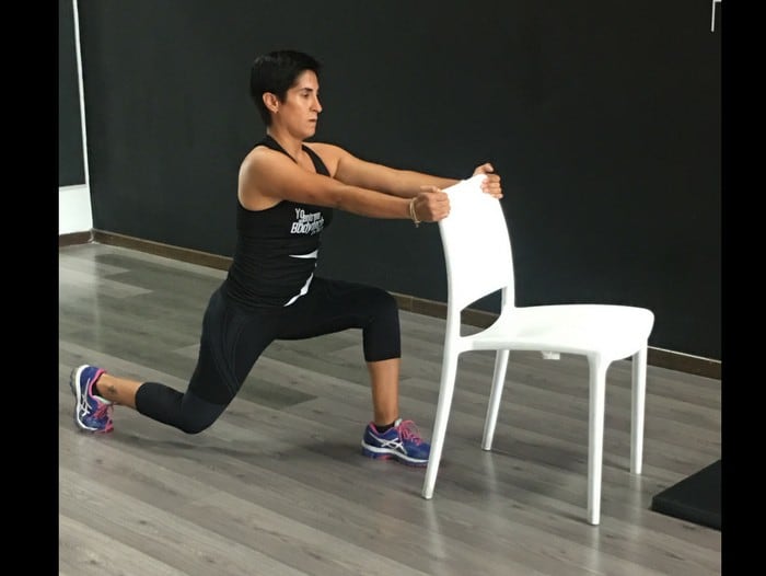 1.ESTIRAMIENTO. Este movimiento es ideal para relajar la espalda y tonificar las piernas. Realiza 3 series de 15 repeticiones, intercalando las piernas.