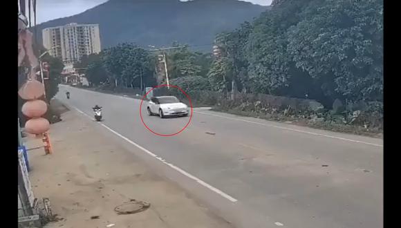 El accidente, que ocurrió el pasado 5 de noviembre, acabó con la vida de un motociclista y una estudiante de secundaria. (Foto: Captura de video)