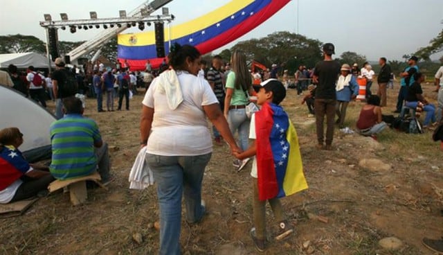 El concierto fue aprovechado por algunos de los presentes para permanecer en Cúcuta a la espera de lo que pase este sábado. (Foto: EFE)