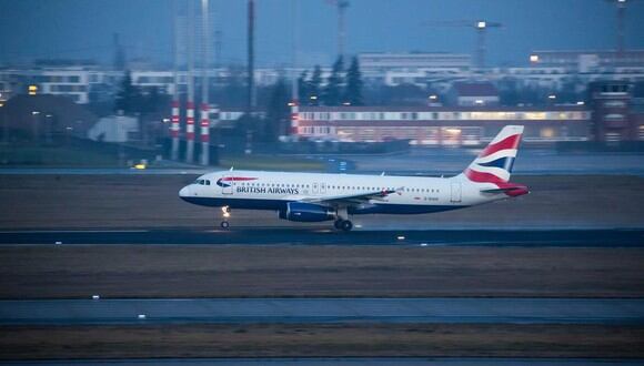 El veto entrará en vigor a partir de la próxima medianoche para cualquier vuelo de pasajeros procedente de Reino Unido. (Foto: EFE/EPA/HAYOUNG JEON)