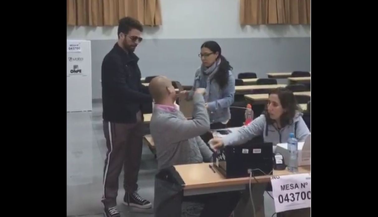 Rodrigo González en su mesa de votación en las Elecciones 2018