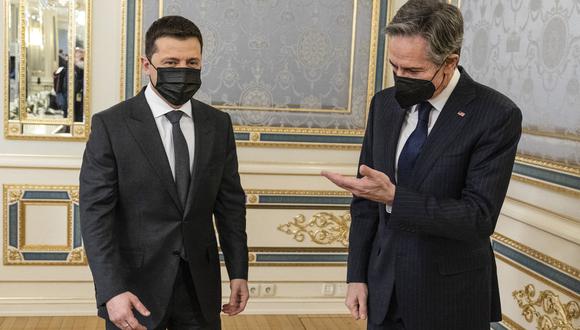El secretario de Estado de EE. UU., Antony Blinken (derecha), posa con el presidente de Ucrania, Volodimir Zelenski. (Foto: Alex Brandon / POOL / AFP)