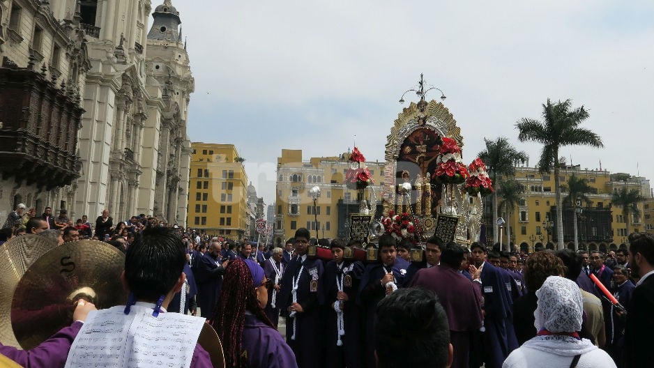 Señor de los Milagros salió en procesión con el Grupo Juvenil de la Hermandad. (Foto: Isabel Medina / Trome)