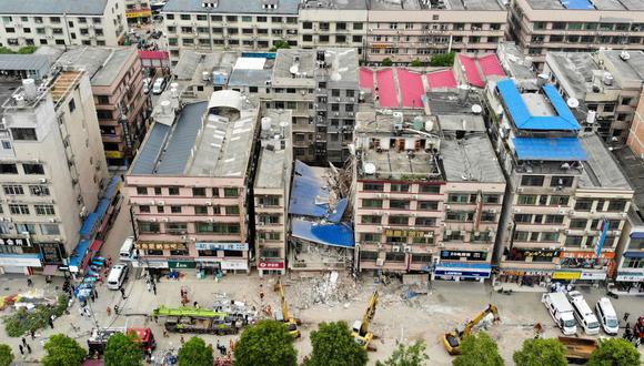 Esta foto tomada el 5 de mayo de 2022 muestra a los rescatistas sacando a un sobreviviente de un edificio derrumbado de seis pisos en Changsha, provincia de Hunan, en el centro de China. - Cincuenta y tres personas murieron en el derrumbe de un edificio en el centro de China, dijeron las autoridades el 6 de mayo, anunciando el final de la misión de rescate en un desastre que se atribuye a la construcción ilegal. (Foto por CNS / AFP) / China FUERA