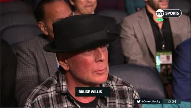 La superestrella de Hollywood Bruce Willis llegó a ver al Canelo. (Redes sociales)