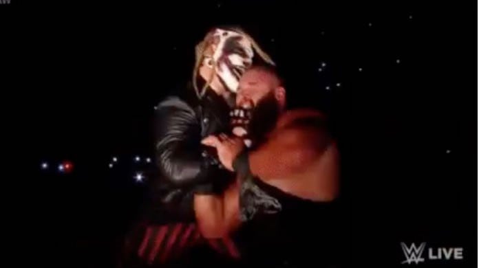 Bray Wyatt acabó con Braun Strowman. (Captura Fox Sports 2)