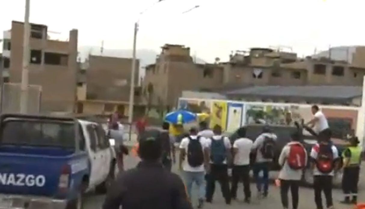 Serenos indignados porque no les pagan atacan camioneta del alcalde de SJL. Foto: Captura de Noticias