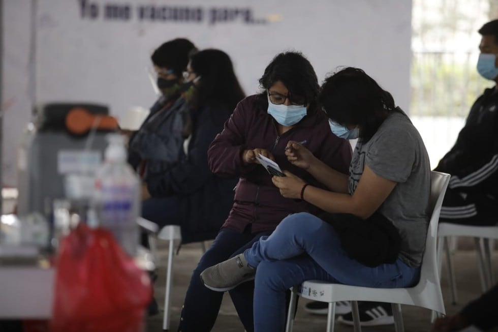 Desde las 7:00 a.m. se inició el cuarto VacunaFest contra la COVID-19 de 36 horas ininterrumpidas en Lima Metropolitana y Callao que se desarrolla en 30 locales y que termina mañana domingo a las 7:00 p.m. Esta jornada de vacunación va dirigida a mayores de 21 años y desde muy temprano acudieron a inmunizarse. (Fotos Britanie Arroyo / @photo.gec)