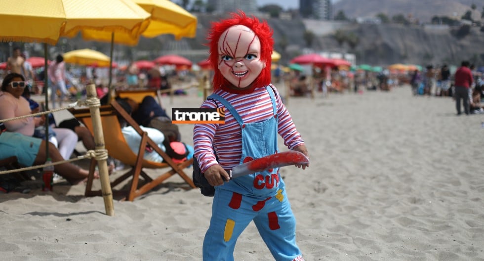 Chucky apareció en playa Agua Dulce y le piden fotos. Disfrazado como el personaje, estudiante que perdió empleo en pandemia busca generarse ingreso extra. (Trome / Julio Reaño)