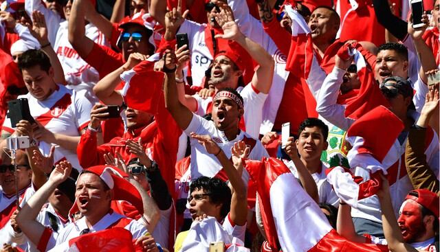 Hinchadas peruanos tiñen de rojo y blanco las tribunas del Westpac Stadium. (Fotos: AFP)