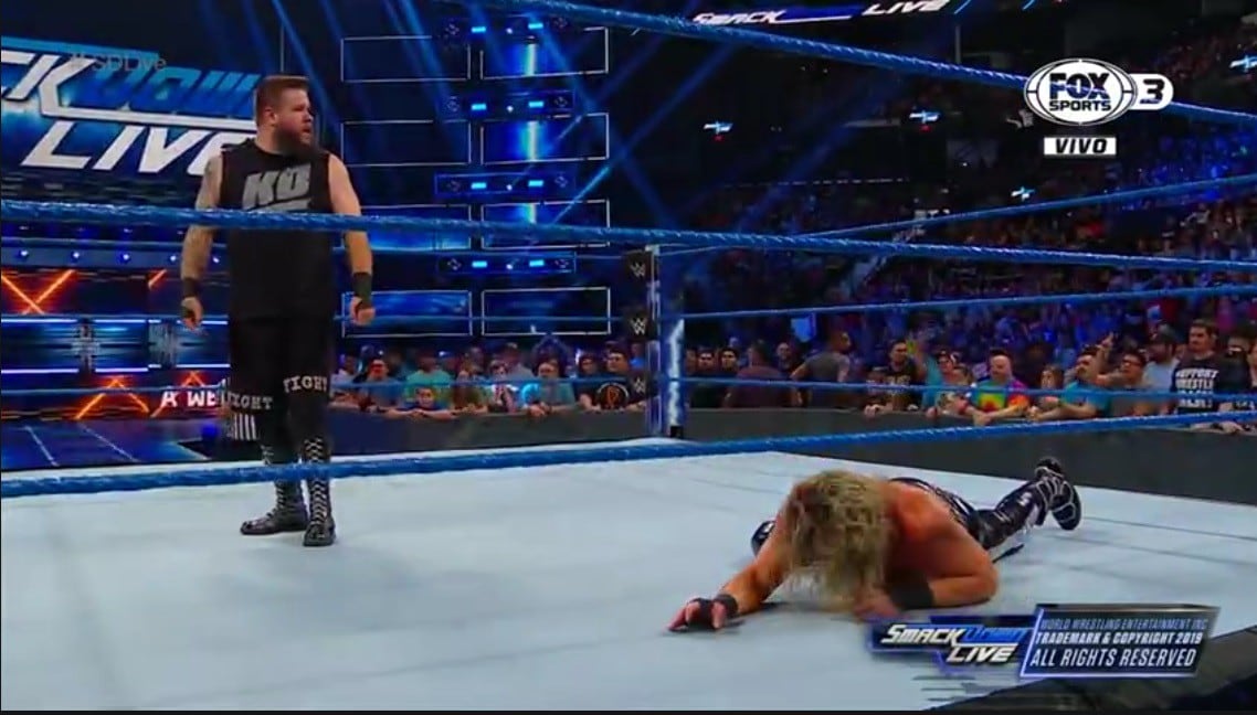 Tras derrota ante Heavy Machinery, Kevin Owens atacó con 'su paralizadora' a Dolph Ziggler. (Captura Fox Sports 3)