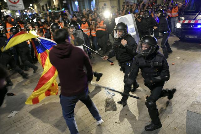 La policía y los manifestantes se enfrentaron la noche de este sábado en Barcelona. (Foto: AFP)