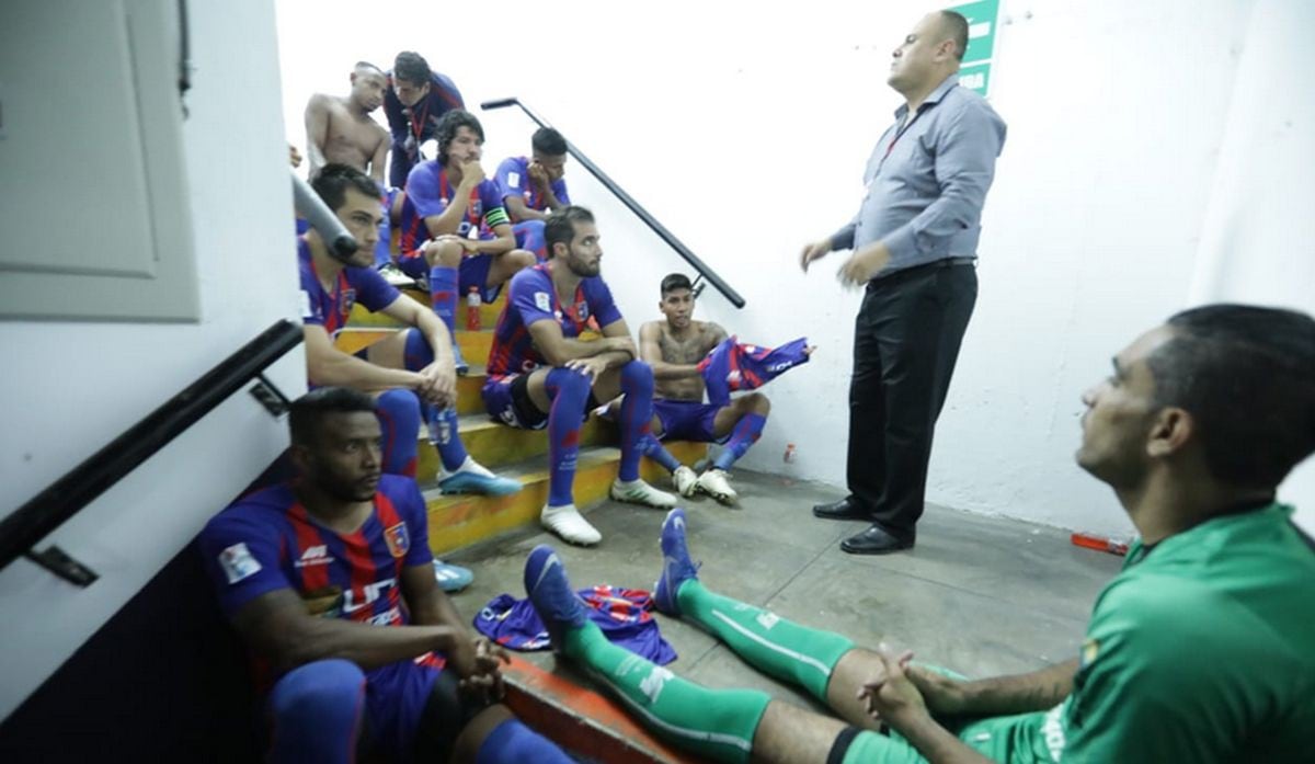Jugadores de Alianza Universidad denunciaron fuga de gas en su camerino y recibieron la charla del entrenador en el túnel. (Fotos: Giancarlo Ávila/GEC)