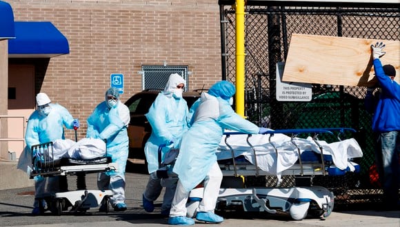 Cuerpos son trasladados a un camión frigorífico que sirve como depósito de cadáveres fuera del Hospital Wyckoff en el distrito de Brooklyn, en Nueva York, Estados Unidos. (Foto: EFE)