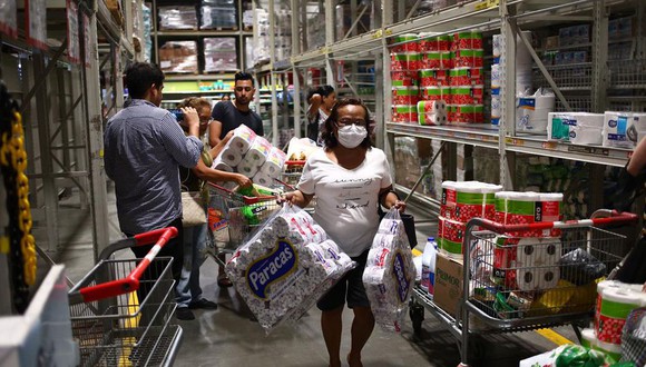 Población acudió masivamente a supermercados. (Foto: Hugo Curotto/GEC)