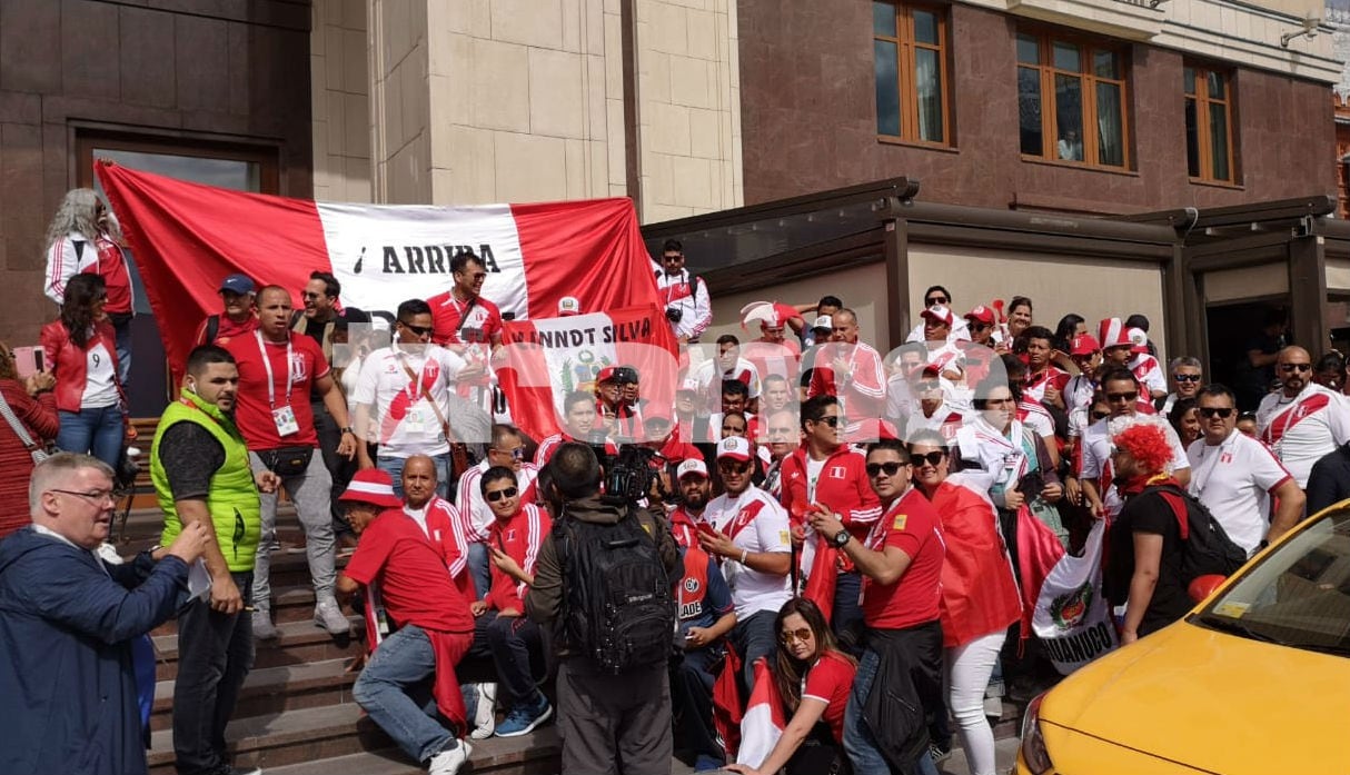Decenas de hinchas peruanos ya se encuentran en la Plaza Roja para el Fan Fest que dará inicio al Mundial Rusia 2018.