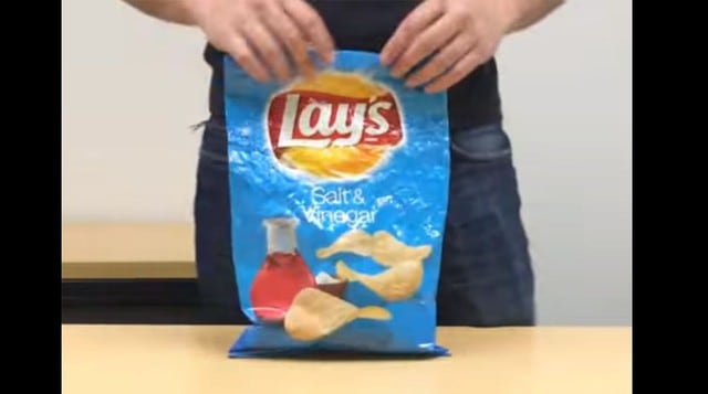 Un video de YouTube muestra cómo se puede abrir una bolsa de snacks para cerrarla sin gancho. (Captura)