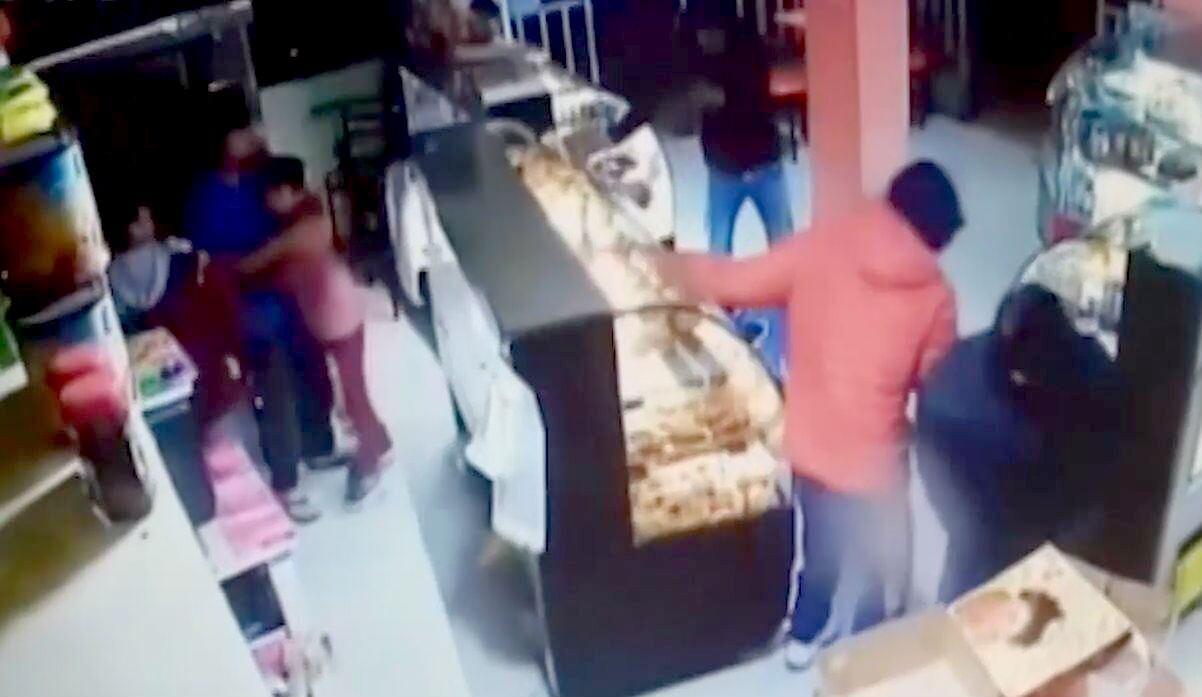 El impactante momento en el que ladrones armados siembran el terror en panadería y se llevan 2 mil soles. Foto: Captura de América Noticias