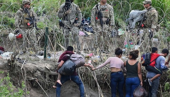 Migrantes intentan llegar a Estados Unidos a través del Río Bravo, visto desde Matamoros, estado de Tamaulipas, México, el 11 de mayo de 2023. (Foto por ALFREDO ESTRELLA / AFP).