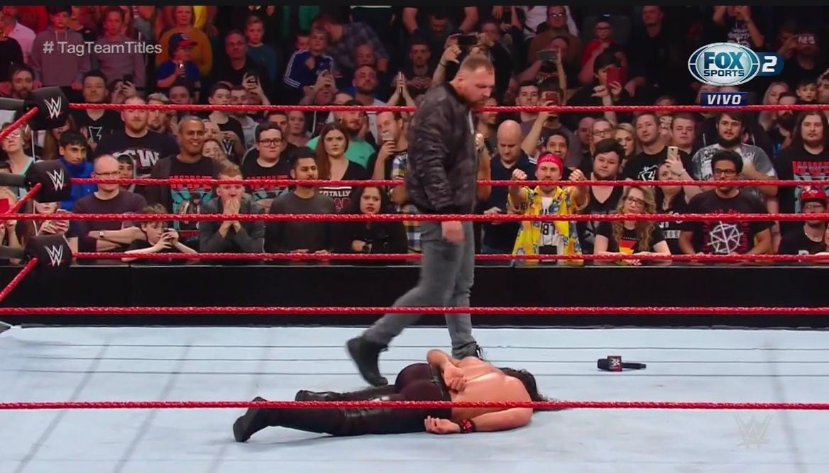 Seth Rollins sufrió una paliza de Los autores del dolor y fue 'rematado' por Dean Ambrose. (Captura TV)