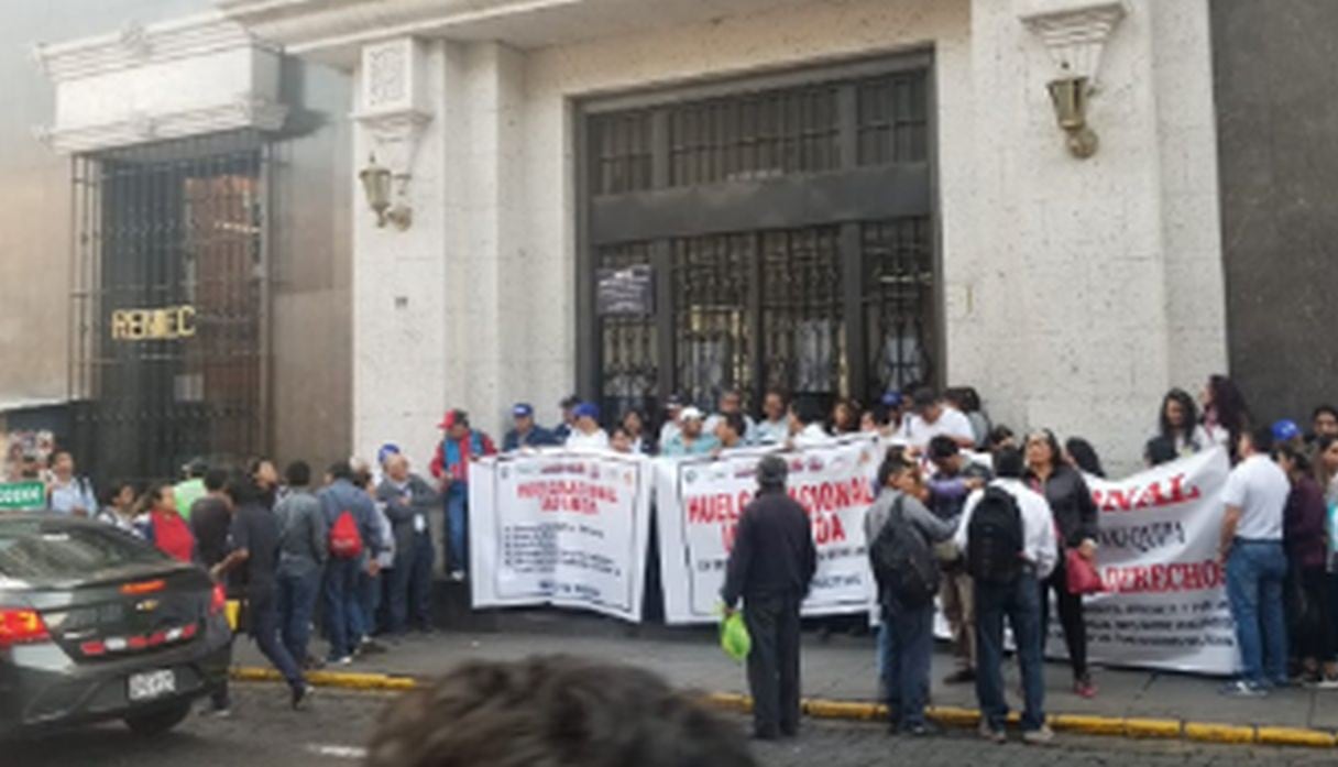 Trabajadores de la Reniec realizan huelga indefinida por recorte de sueldos. Foto: Twitter