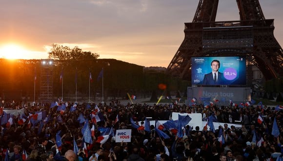 Esta imagen ilustrativa muestra la pantalla con el resultado del presidente francés y candidato a la reelección del partido La Republique en Marche (LREM), Emmanuel Macron, en las elecciones presidenciales francesas, en el Champ de Mars, en París, el 24 de abril de 2022. (Foto de Ludovic MARIN / AFP)