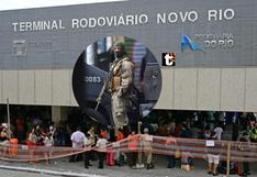 Brasil: A balazos, un delincuente tomó como rehenes a más 15 pasajeros de un autobús en Río de Janeiro