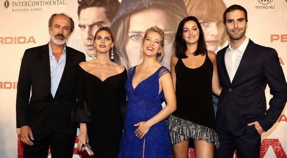 Carlos Alcántara posó junto a Luisana Lopilato en alfombra roja de película 'Perdida' en Argentina