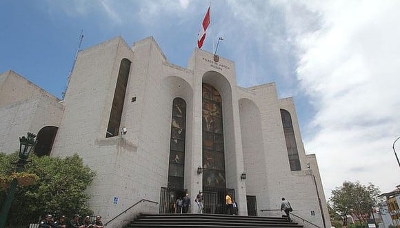 Como medida preventiva se suspendió hoy la atención al público en la sede del Poder Judicial en Arequipa.