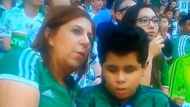 YouTube: Madre le narró todo el partido a su hijo invidente en el estadio
