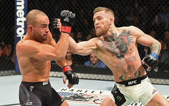 Conor McGregor se encumbró como campeón de dos divisiones del UFC. (Getty)
