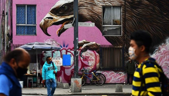 Un alto número de habitantes transitan por las calles sin cubrebocas (o mal colocados) a pesar del alto índice de contagios en Ciudad de México. Imagen del 6 de agosto de 2020. (EFE/Jorge Núñez).
