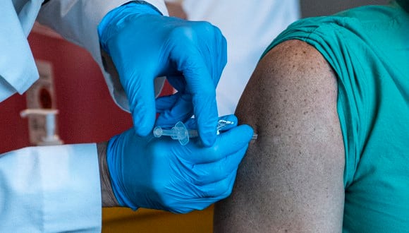 La decisión de la doctora ha generado el rechazo de algunos usuarios de Twitter que califican de “vergonzoso” que diga a los pacientes no vacunados “que se busquen otro médico”. (Foto:  CHANDAN KHANNA / AFP)