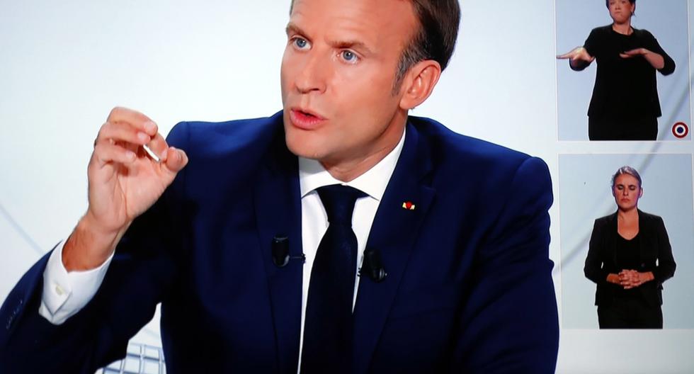 Imagen muestra al presidente francés Emmanuel Macron hablando durante una entrevista sobre la situación del brote de COVID-19, causado por el nuevo coronavirus, en Vendemian, Francia. (EFE/EPA/Guillaume Horcajuelo).