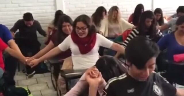 YouTube videos virales: Estudiantes rezan de la mano para aprobar examen