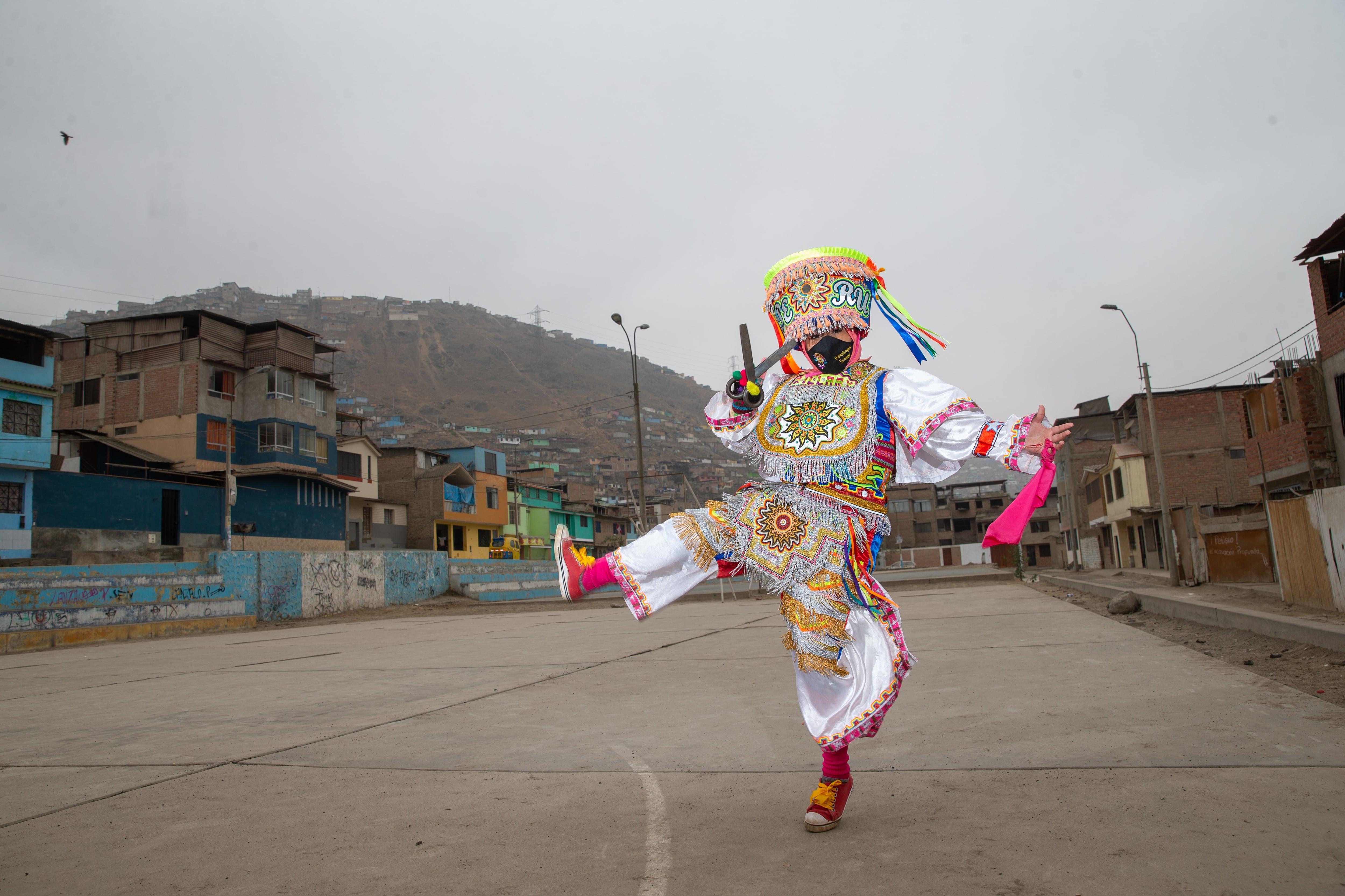 Ayacuchana es una hábil danzante de tijeras, además, elabora mascarillas con frases en quechua