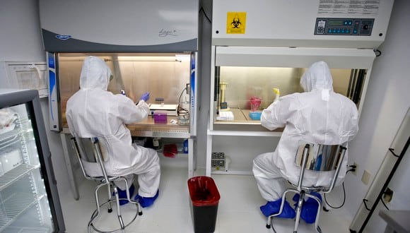 Health workers perform PCR tests for Covid-19 detection at the laboratory of the University Centre of Health Sciences (CUCS) in Guadalajara, Jalisco state, Mexico, on April 14, 2021. (Photo by ULISES RUIZ / AFP)