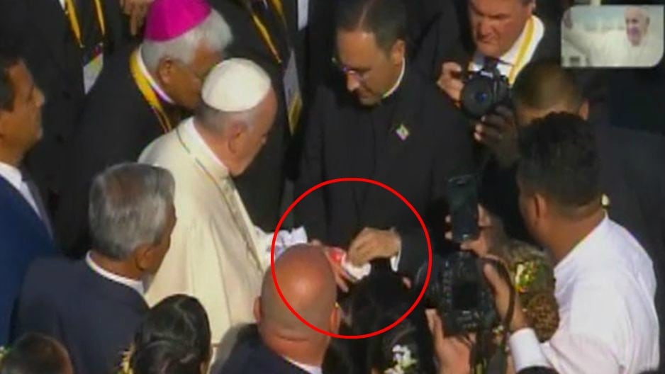 ¿Papa Francisco sufrió corte en la mano?