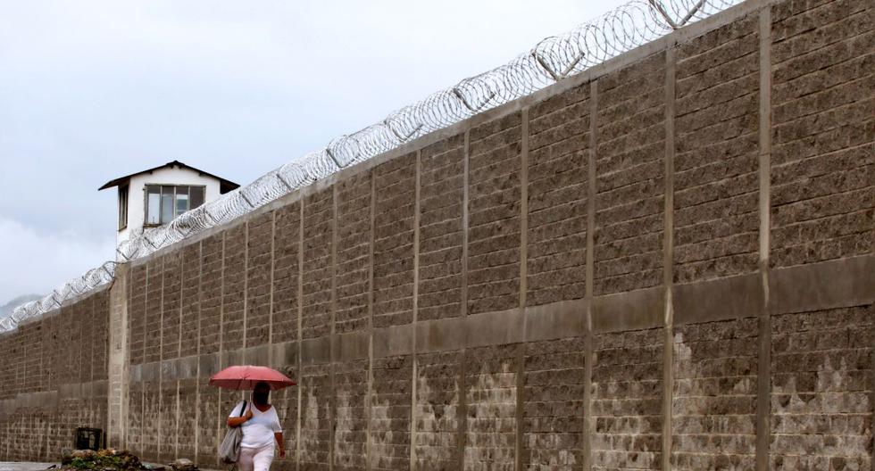 Imagen referencial del 8 de mayo. Una mujer camina junto a un muro de la prisión de Villavicencio en Bogotá. (AFP/DANIEL MUNOZ).