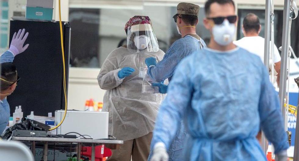 Trabajadores de la salud recogen pruebas de coronavirus COVID-19 en el Centro de Convenciones de Miami Beach, Florida, Estados Unidos. (Foto: EFE / EPA / CRISTOBAL HERRERA-ULASHKEVICH).