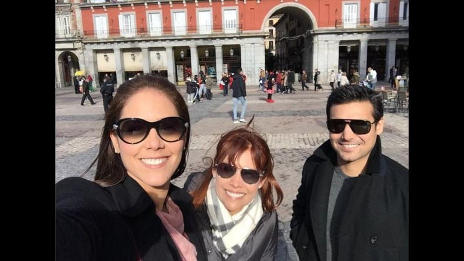 Karen Schwarz y Ezio Oliva dejaron Nueva York rumbo a España, donde disfrutan de sus vacaciones junto a Magaly Medina.