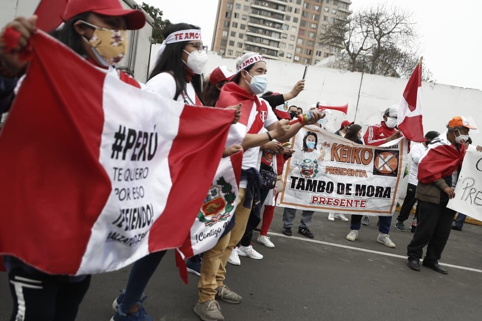 Cientos de personas marchan por las calles de Lima