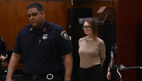 Anna Sorokin, más conocida como Anna Delvey, la ciudadana alemana de 28 años, cuya familia se mudó allí en 2007 desde Rusia, se ve en la sala del tribunal durante su juicio en la Corte Suprema del Estado de Nueva York el 11 de abril de 2019. (Foto: TIMOTHY A. CLARY / AFP)