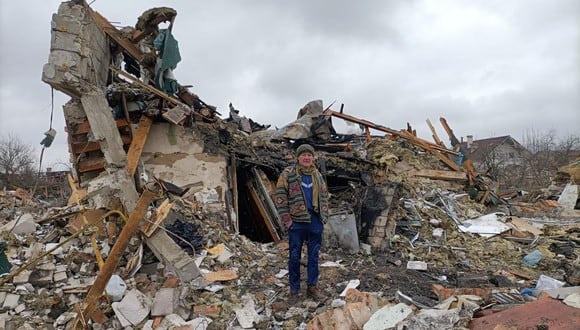 Un ucraniano se encuentra entre los escombros de su casa en Zhytomyr, Ucrania, el 2 de marzo de 2022, luego de un bombardeo de Rusia el día anterior. (Emmanuel DUPARCQ / AFP).