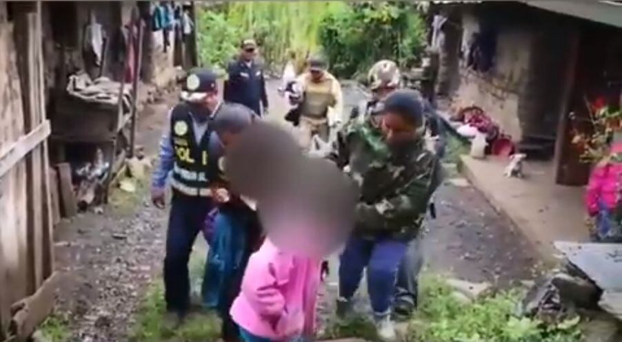 Agentes PNP rescatan a tres hermanos amarrados a sogas y abandonados en vivienda (Captura: Video Mininter)