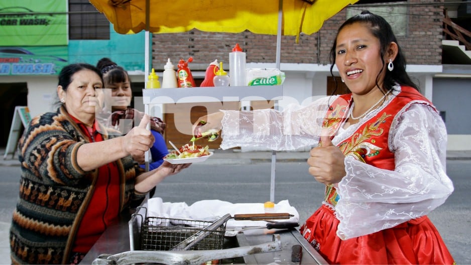 Folclórica vende salchipapas en Chorrillos.