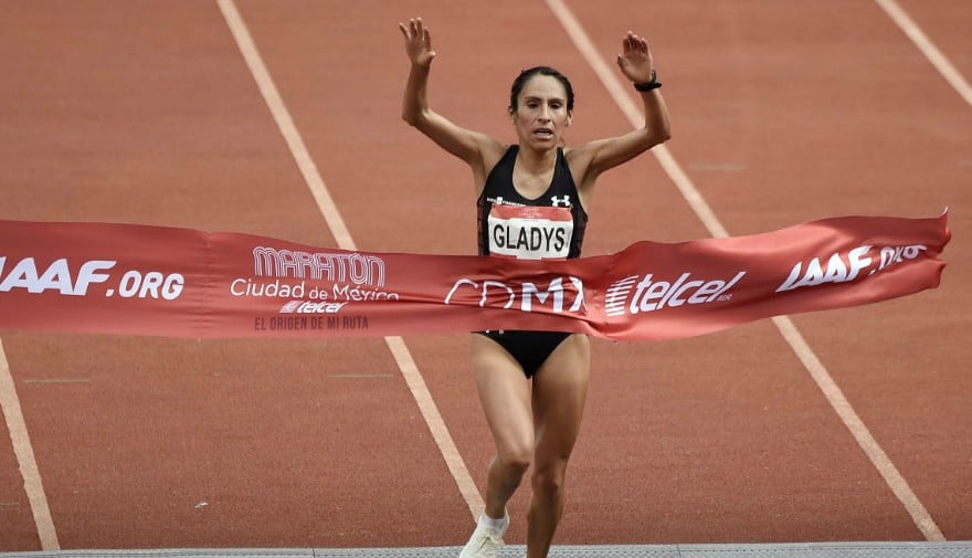 Gladys Tejeda volvió a las pistas y batió récord en maratón de México. (Fotos: AFP)